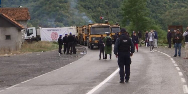 Besim Hoti nga Policia e Kosovës: Serbët vazhdojnë t’i mbajnë barrikadat në veri