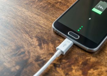 Këto veprime mund ta dëmtojnë baterinë e telefonit tuaj