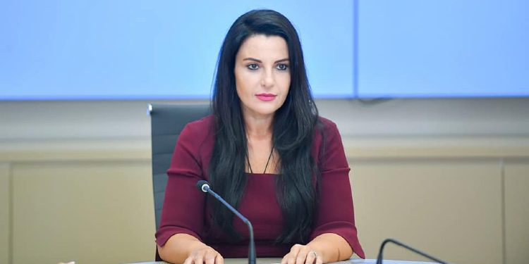Ministrja Balluku: Në ditë të vështira Shqipëria është me Kosovën