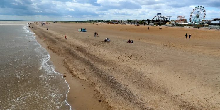 Trupi i pajetë i adoleshentit u nxor nga deti në Skegness të Anglisë pas 5 orësh kërkim