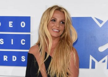 Britney Spears nuk ndalet, së shpejti do ta shihni në bashkëpunim me Elton John
