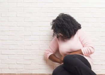 Këto janë arsyet se pse mund të ndjeni dhimbje në anën e djathtë të barkut