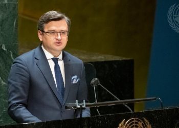 Ministri i Ukrainës, Kuleba, i bën thirrje BE-së t’ua ndalojë hyrjen turistëve rusë