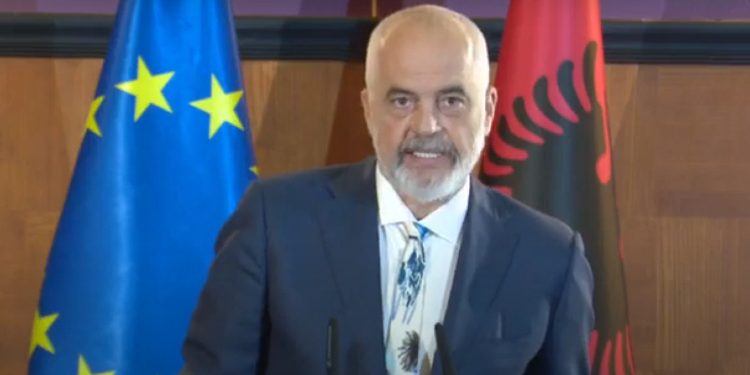E quan kuq e zi, Edi Rama i dhuroi Florian Markut medaljen “Ylli i Madh i Mirënjohjes”
