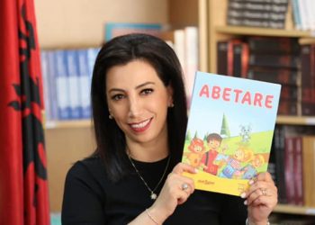 Ministrja e Arsimit në Shqipëri: Në shtator Abetarja Unike do jetë në duart e vogëlushëve