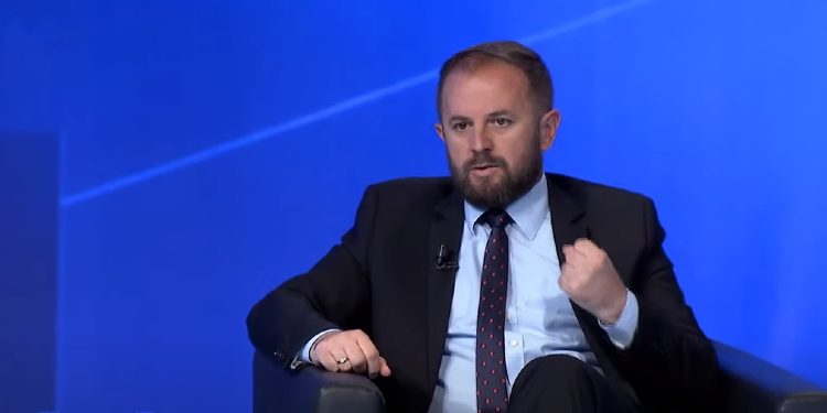 Analisti Raci: Për përmbyllje të dialogut Kosova duhet të jetë në bashkërendim me ndërkombëtarët