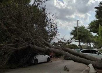 Italia përfshihet nga erërat e forta, pushuesit largohen nga plazhet