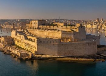 Njihuni me kështjellat dhe fortesat më të bukura me pamje nga deti nëpër botë