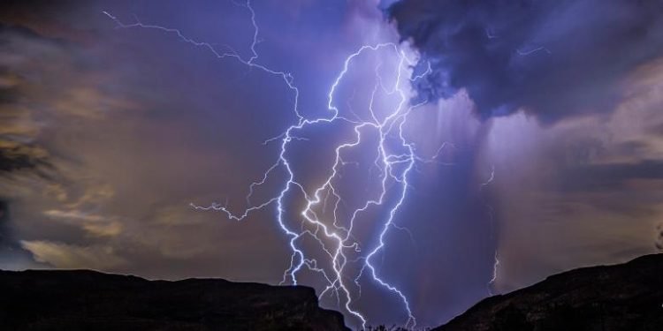 Shiu i dendur përmbyt disa rrugë në Las Vegas, vdesin 2 persona