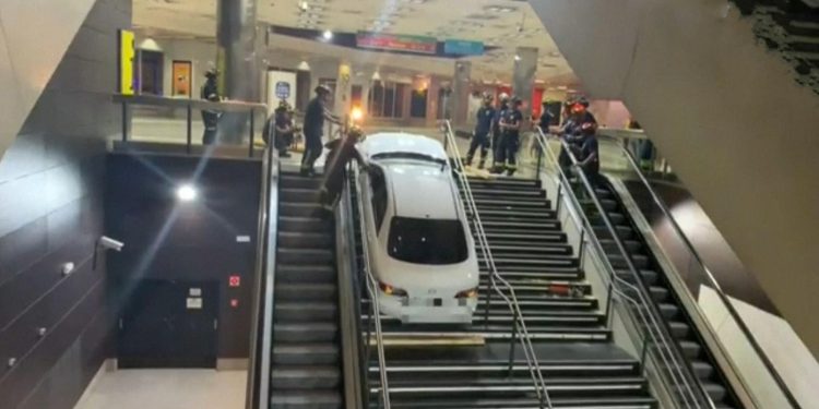Ndodh edhe kjo, një veturë e vjedhur gjendet e bllokuar në stacionin e metros në Madrid