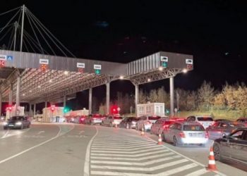 Në vendkalimet kufitare me Serbinë bashkatdhetarët që po kthehen po presin deri në 2 orë