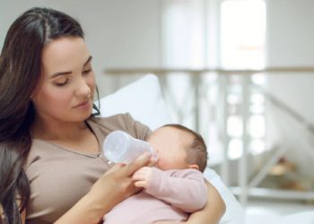 Nëna kjo është arsyeja pse bebet duhet të ushqehen më qumësht e jo me ujë më sheqer