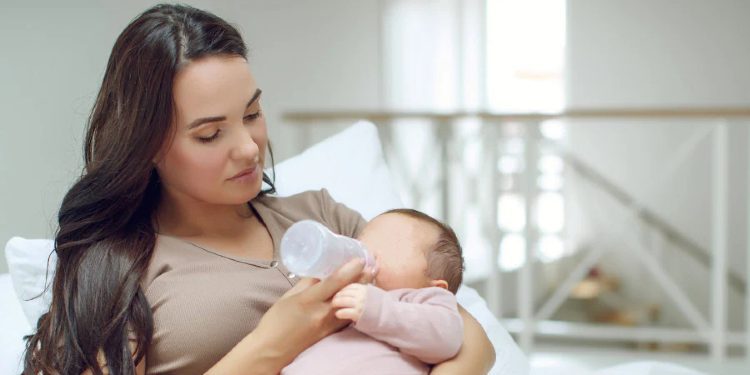 Nëna kjo është arsyeja pse bebet duhet të ushqehen më qumësht e jo me ujë më sheqer