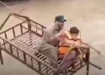 Gjendje alarmante, vullnetarët në Pakistan përdorin korniza shtretërish për shpëtimin e njerëzve