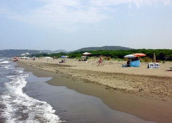 Në plazhin e Spillesë pushuesit shpëtojnë nga mbytja një djalë të ri