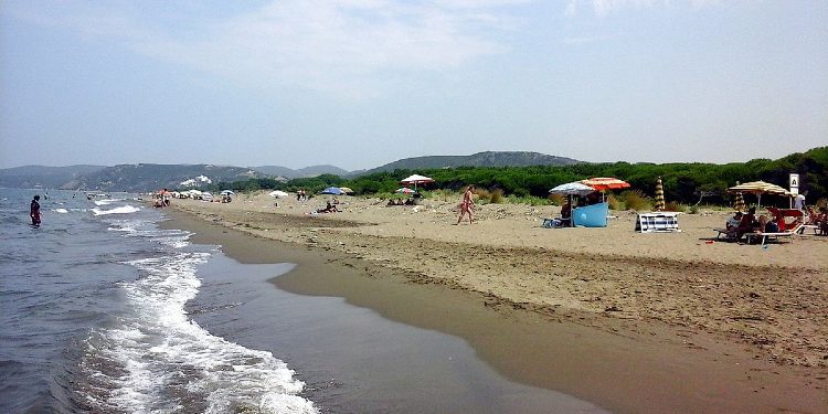 Në plazhin e Spillesë pushuesit shpëtojnë nga mbytja një djalë të ri