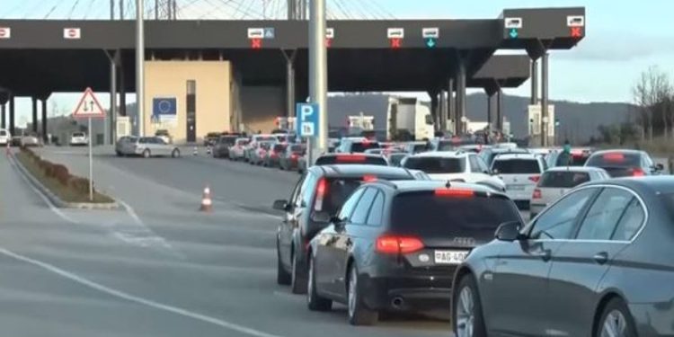 Pritje të gjatë në Merdarë, kaq orë presin mergimtarët për të dalur nga Kosova