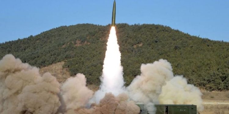 Koreja e Veriut lëshon 2 raketa lundruese në Korenë e Jugut