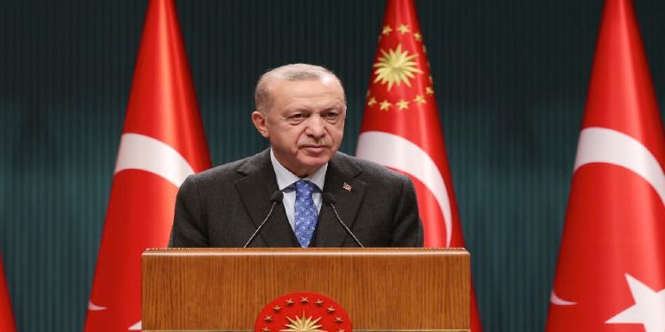 Erdogan përsërit qëndrimin e Turqisë: Krimea duhet t’i kthehet Ukrainës!