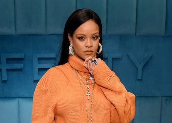 Këto këpucë supozohej të ishin trend për verën 2023, por Rihanna i solli në trend tani