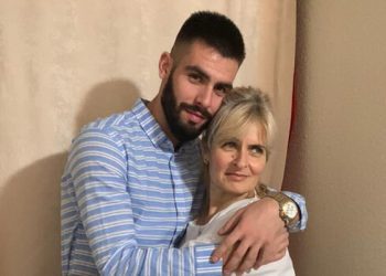 Futbollisti 23 vjeçar ndërpret karrierën e tij për t’i dhuruar mëlçinë nënës