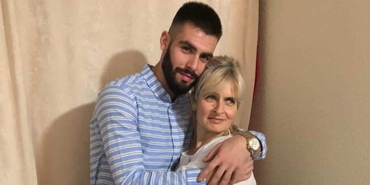 Futbollisti 23 vjeçar ndërpret karrierën e tij për t’i dhuruar mëlçinë nënës