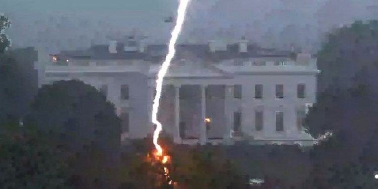 Kubë, rrufeja godet magazinën e naftës plagosen qindra dhe zhduken 17 zjarrëfikës