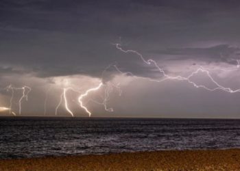 Çfarë ndodhë kur rrufeja bie në det?