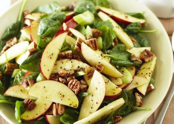 Sallatë me proshutë dhe spinaq