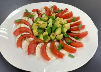 Sallatë me domate dhe borzilok