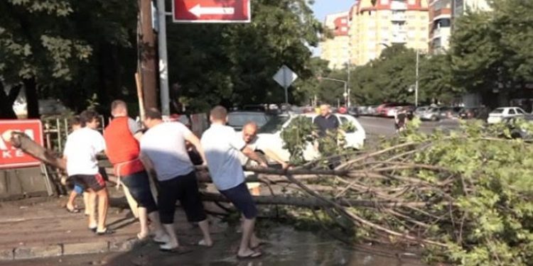 Mot i ligë shkakton dëme të mëdha në Shkup