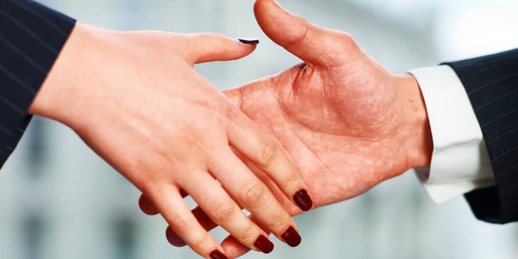 T’i falsësh dikujt dorë për dore nuk qenka thjeshtë zakon