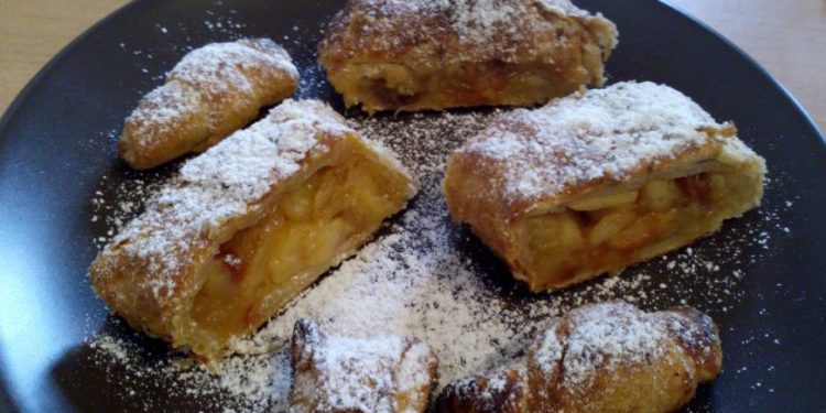 Strudel me reçel ftoi dhe rrush të thatë