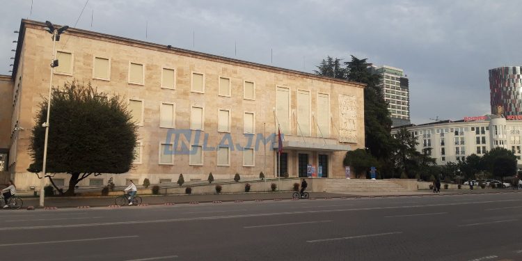 2 avionë amerikanë fluturuan mbi Tiranë (VIDEO)