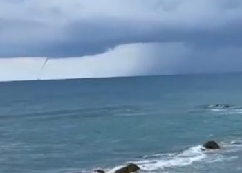 E “pazakontë” formohet një tornado në mes të detit në Durrës (VIDEO)