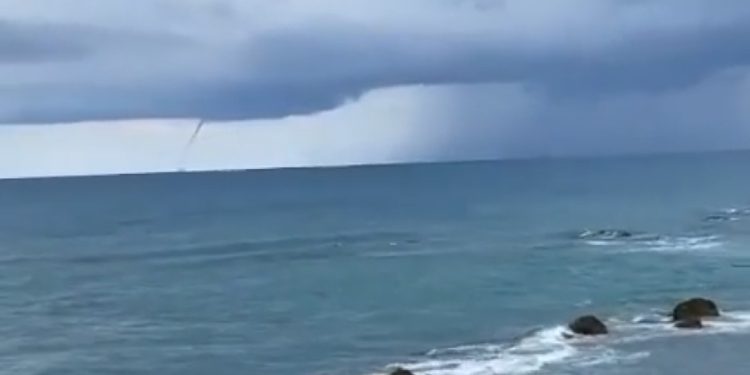 E “pazakontë” formohet një tornado në mes të detit në Durrës (VIDEO)