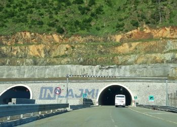 Humbin jetën 2 persona, në një aksident trafiku në Tunelin e Kalimashit