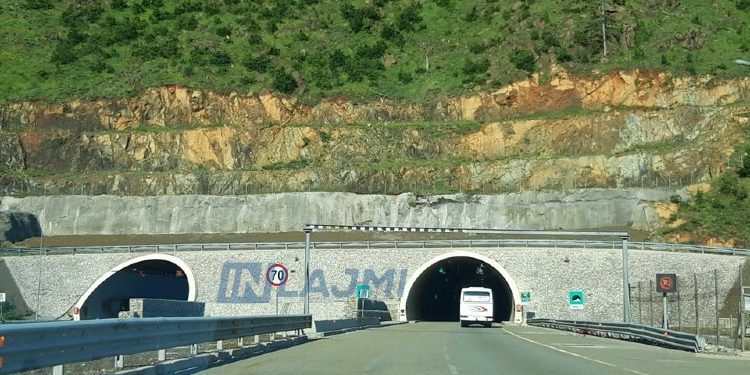 Humbin jetën 2 persona, në një aksident trafiku në Tunelin e Kalimashit