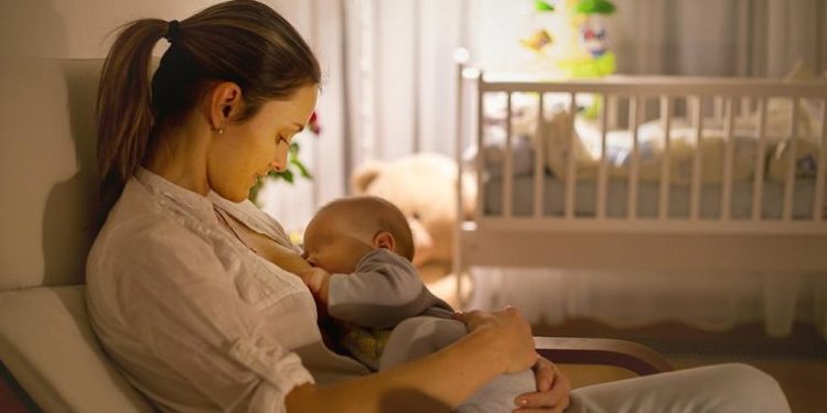 Nëna këto janë pozicionet më të përshtatshme gjatë ushqyerjes me gji