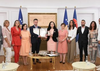 Presidentja Osmani ia dorëzoi “Urdhrin Hero i Kosovës” familjes së heroit Sali Çekaj