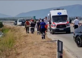 Vrasje e rëndë me kallashnikov në Shqipëri, 2 persona humbin jetën