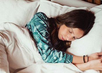 A e keni menduar ndonjëherë se cila është arsyeja se pse disa njerëz flasin në gjumë?