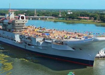 India lëshon në det aeroplanmbajtësen e parë të prodhimit vendas