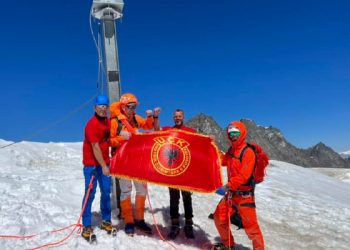 Flamuri i UÇK-së prek majet e alpeve zvicerane