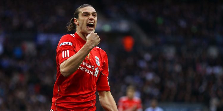 Ish-sulmuesi i Liverpoolit, Caroll firmos me “mbretërorët”