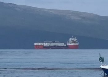 Anija që do të prodhojë energji mbërrin në Vlorë