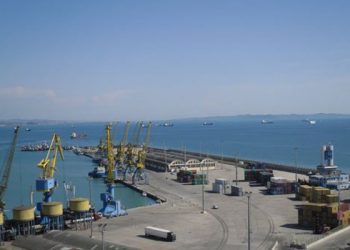 Një anije peshkimi është fundosur në basenin e portit në Durrës