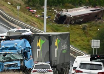 Rrotullohet autobusi me nxënës në Australi, raportohet për dhjetëra të lënduar