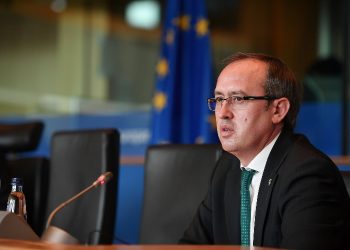 Hoti godet keq Kurtin: Nuk do të ketë luftë, po mundoheni të mbuloni të metat e qeverisë