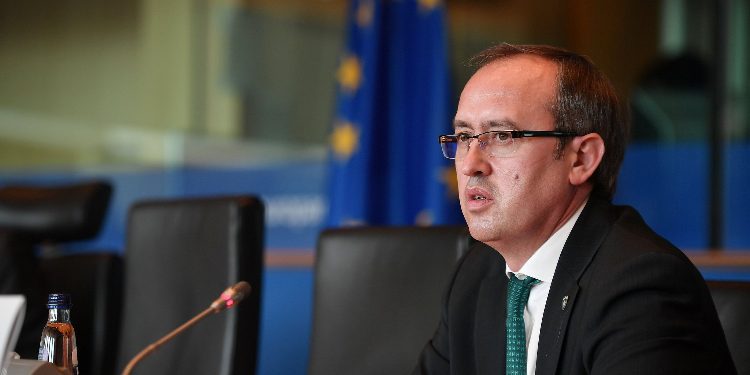 Hoti godet keq Kurtin: Nuk do të ketë luftë, po mundoheni të mbuloni të metat e qeverisë